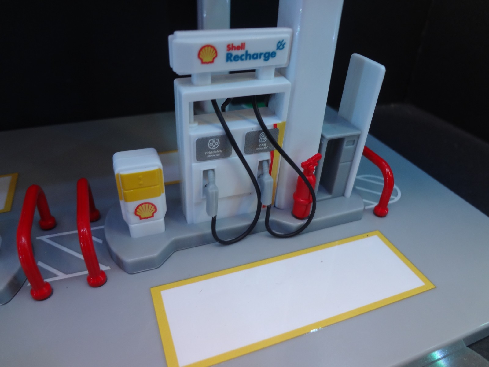 1:64 scale SHELL Gas Station snap on kit