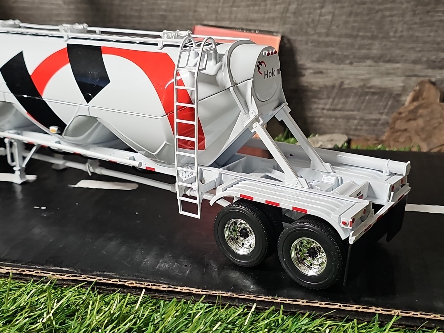 First Gear Holcim Dry Bulk Tanker Truck 1:34 Scale Diecast Truck/Trailer NO BOX