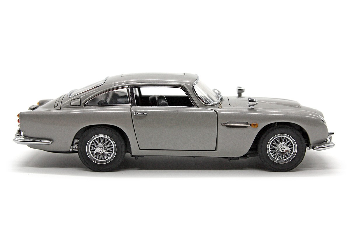 1964 Aston Martin DB5 Saloon (1:24) “James Bond 007” Silver Diecast (LOOSE), DM