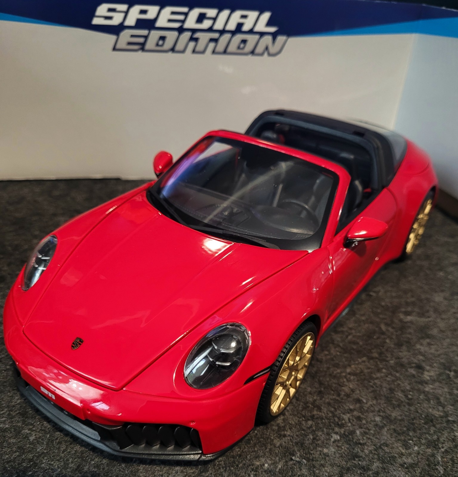 Porsche 911 Targa 4 GTS 1:18 Maisto Diecast Model Red Gold Removable Top