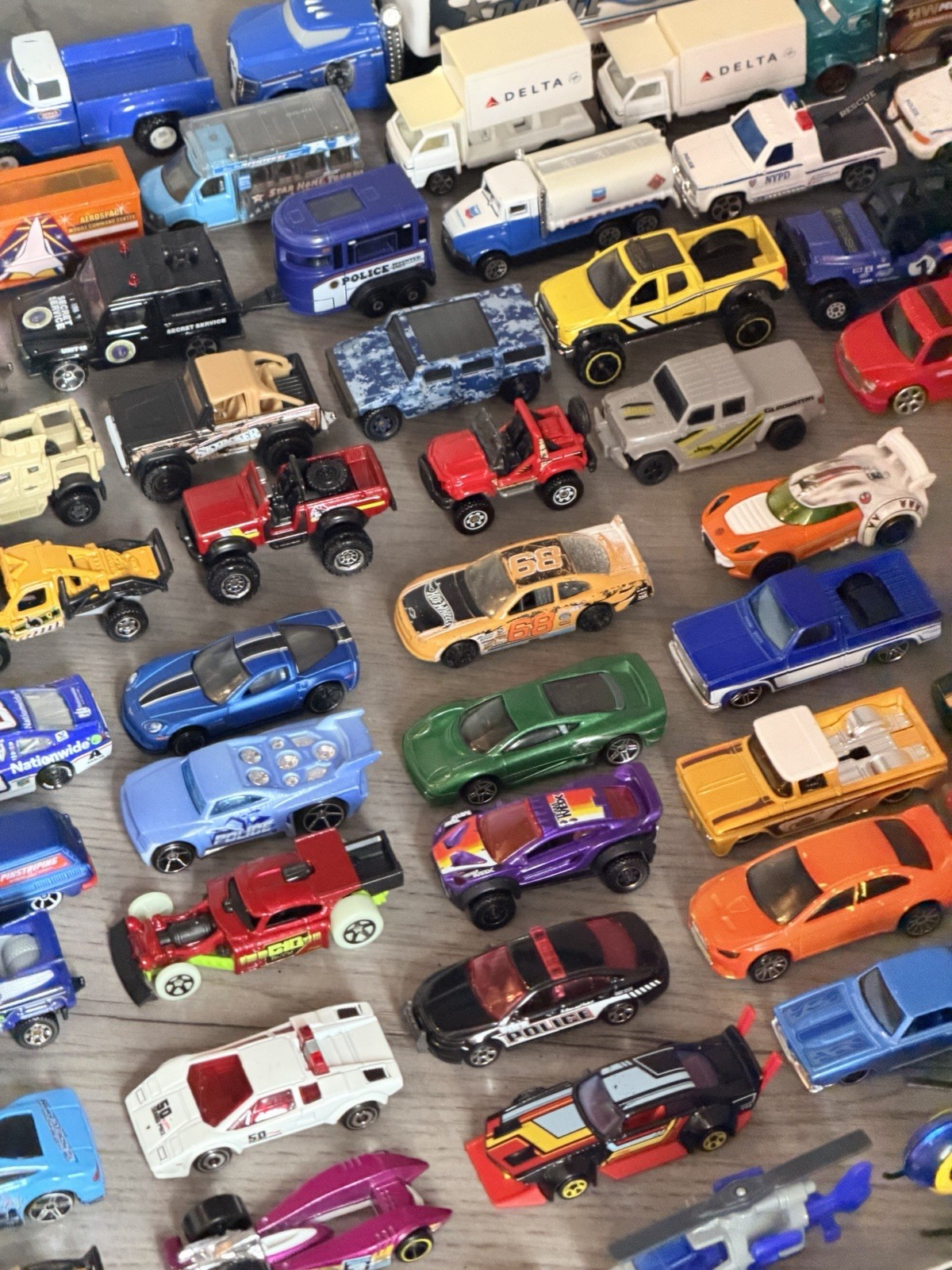 Large (126 pieces) collection of loose die-cast , plastic toy cars. Various size