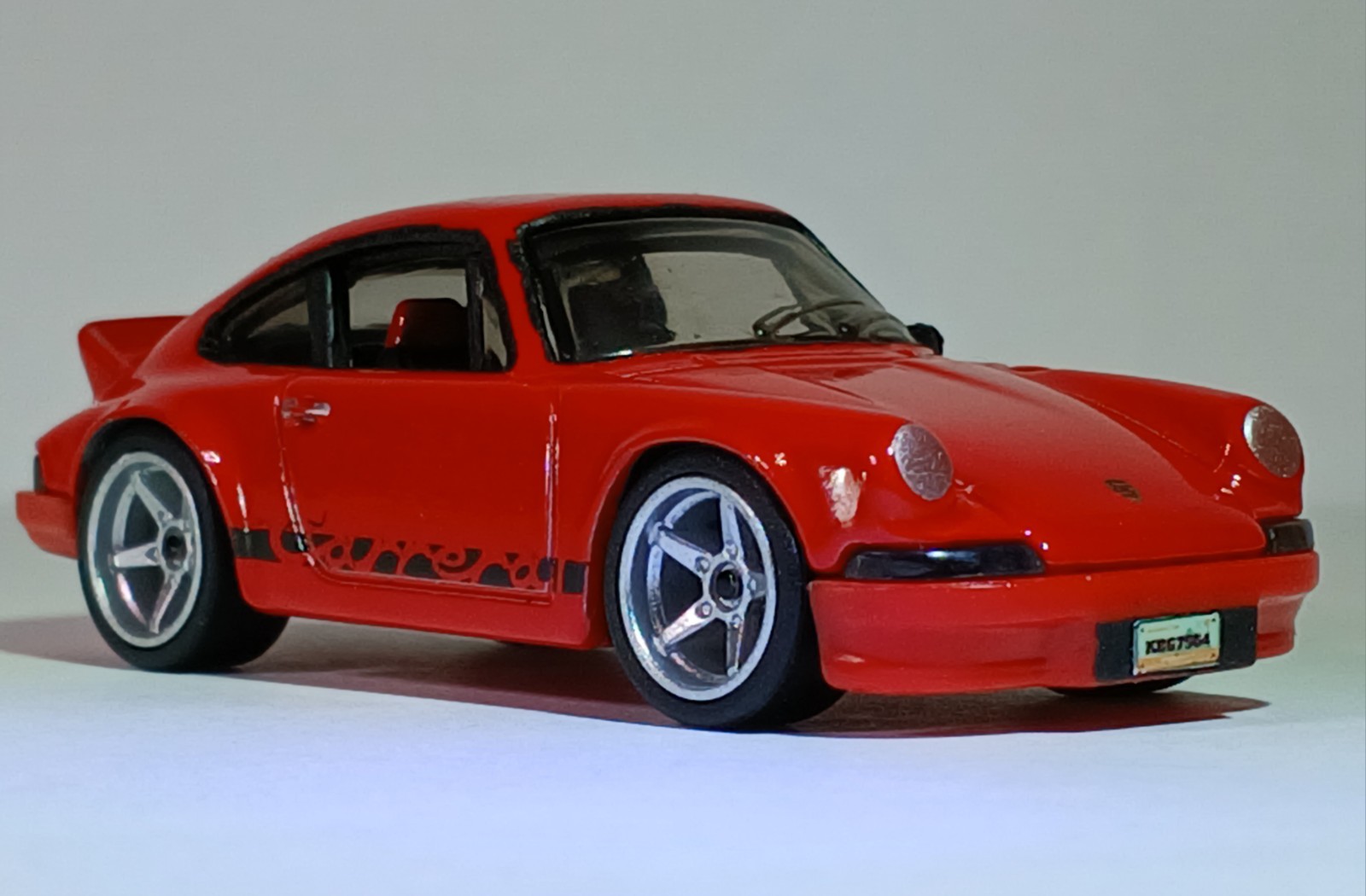 Hot Wheels Factory Fresh Porsche 911 Carrera RS 2.7 Red 1:64 Real Riders- Inter.