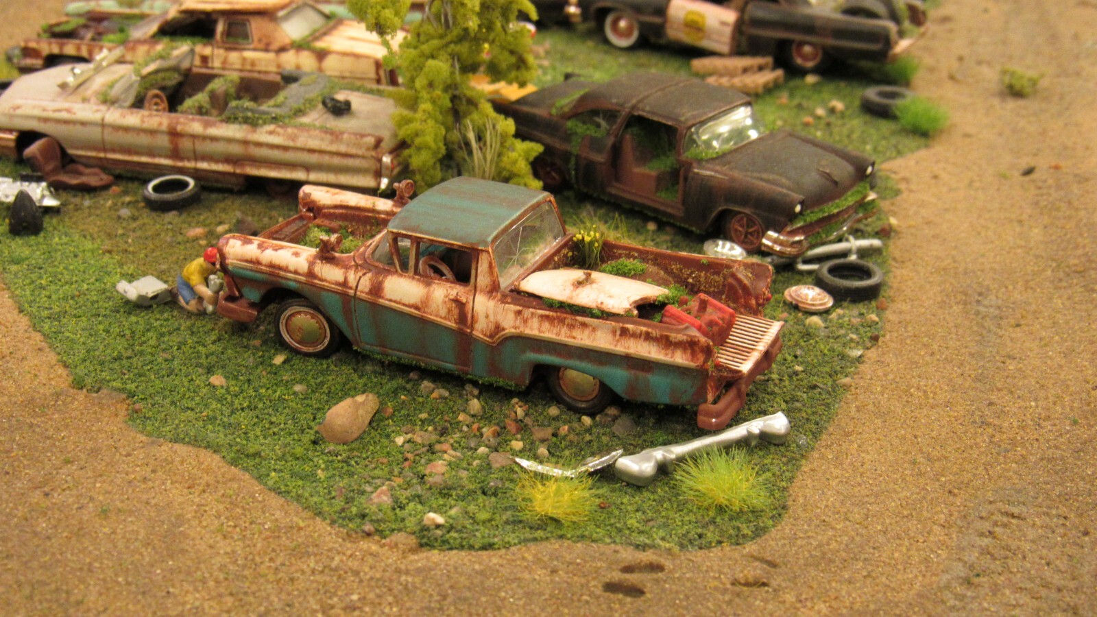 CUSTOM BUILT WEATHERED RUSTY JUNK PARTS YARD 1957 FORD RANCHERO CAR TRUCK 1:64/C