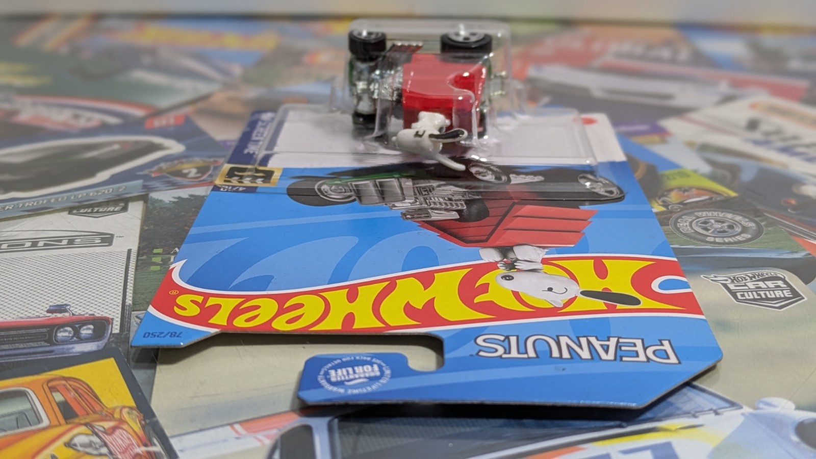 Hot Wheels Peanuts Snoopy Red Barron HW Screen Time