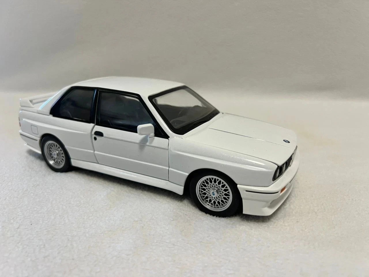 1:24 BMW M3 E30 Diecast Car Alloy Model – Sound & Light Classic Vehicle Toy Gift