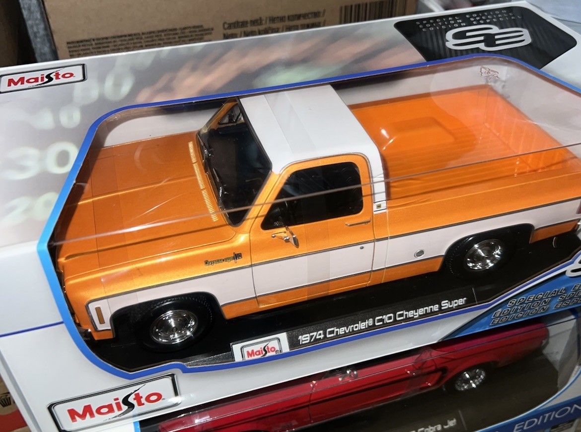 New Maisto 1/18 Scale – 1974 Chevrolet C10 Cheyenne Super – Orange, White Car