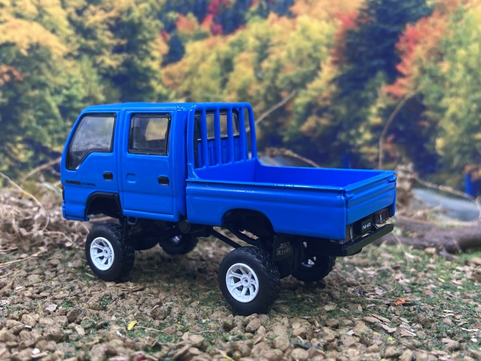 Isuzu NHR Lifted 4×4 Pickup Truck 1/64 Scale Massdi Diecast Custom Model1