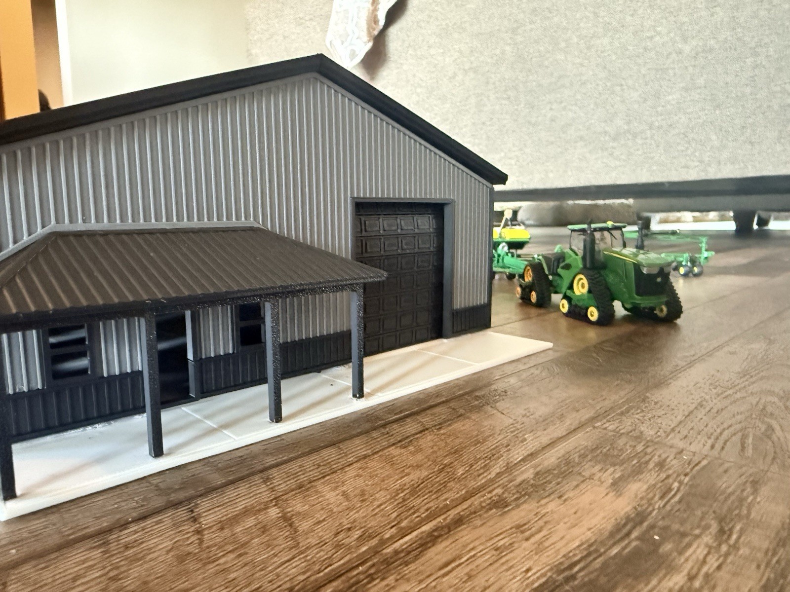 1/64 Scale Black And Gray Shop