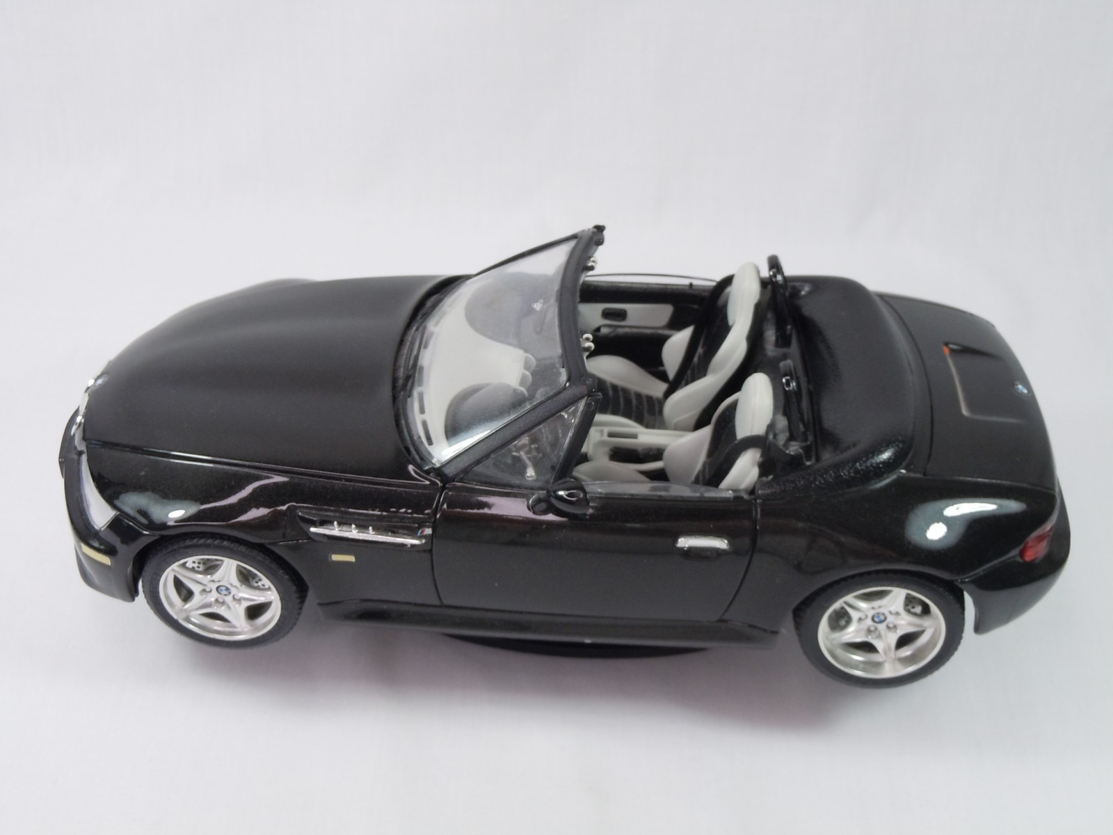 Burago 1/18 Scale BMW 330M Roadster 1996 Diecast Car With Stand