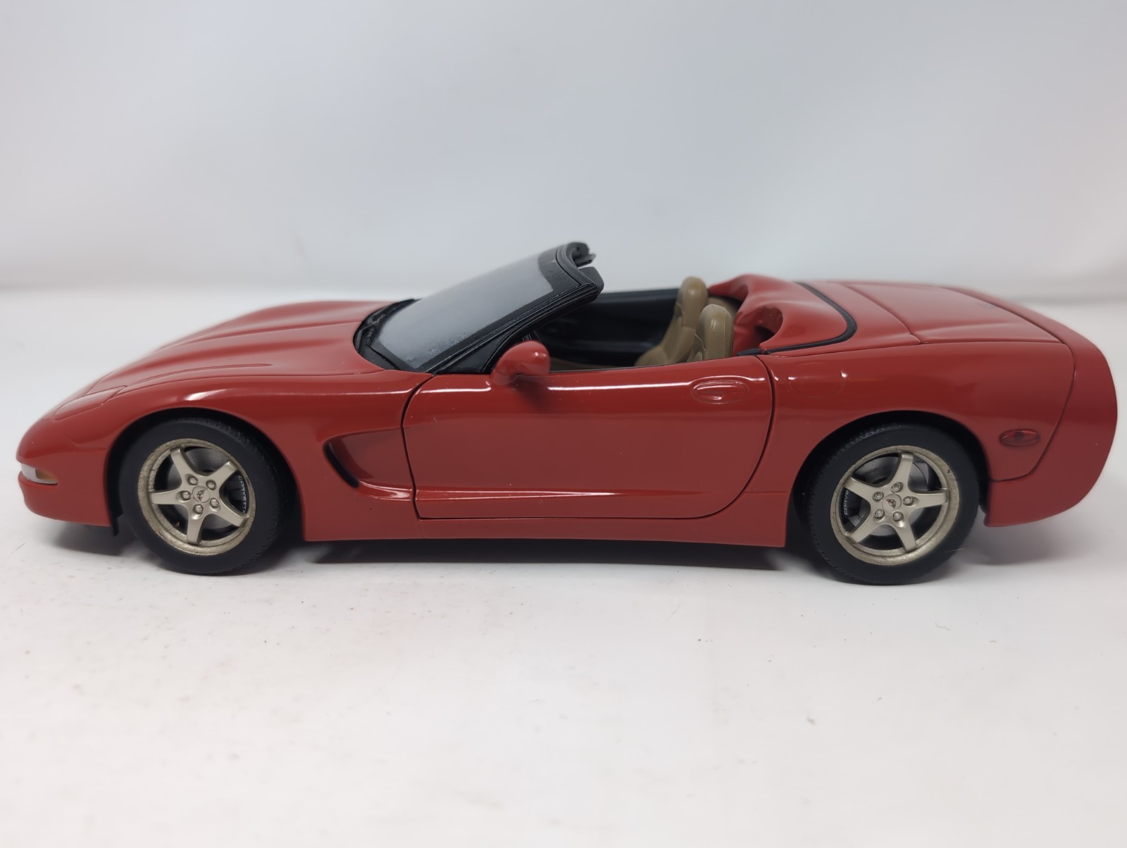 UT Models 1998 Chevrolet Corvette C5 Convertible Red 1:18 Diecast See Descrip.