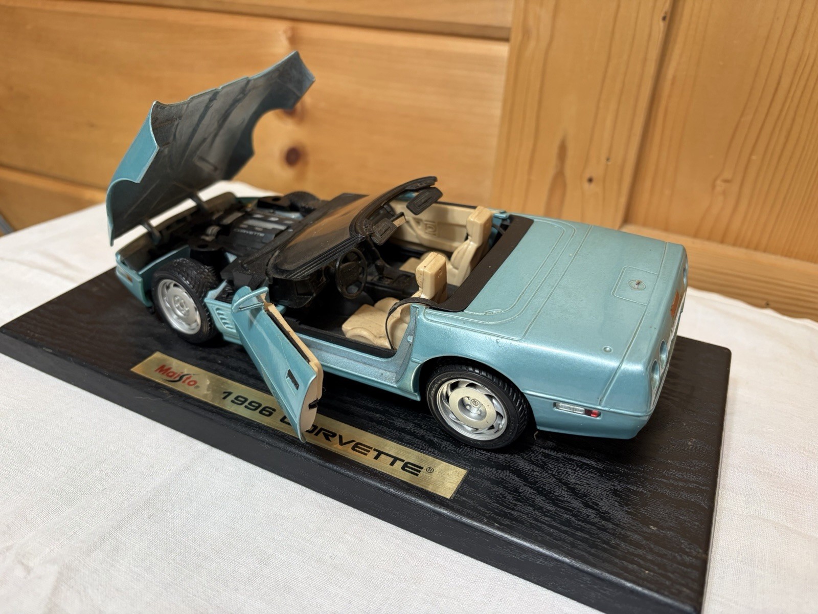 Maisto 1996 Blue Convertible Corvette 1:18 Die Cast Car With Stand