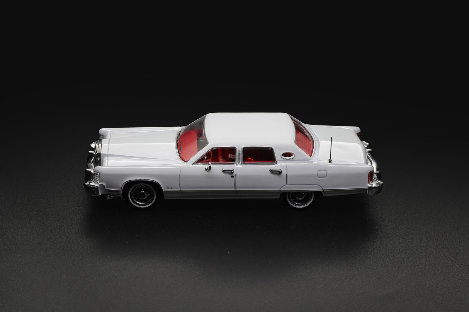1979 Lincoln Continental Town Car White in 1:64 scale by Sun Star