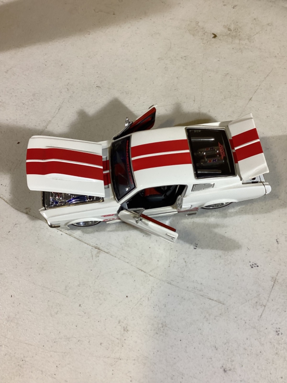 Maisto 1967 Ford Mustang GT 1:24 Diecast Model Car White/Red *No Box