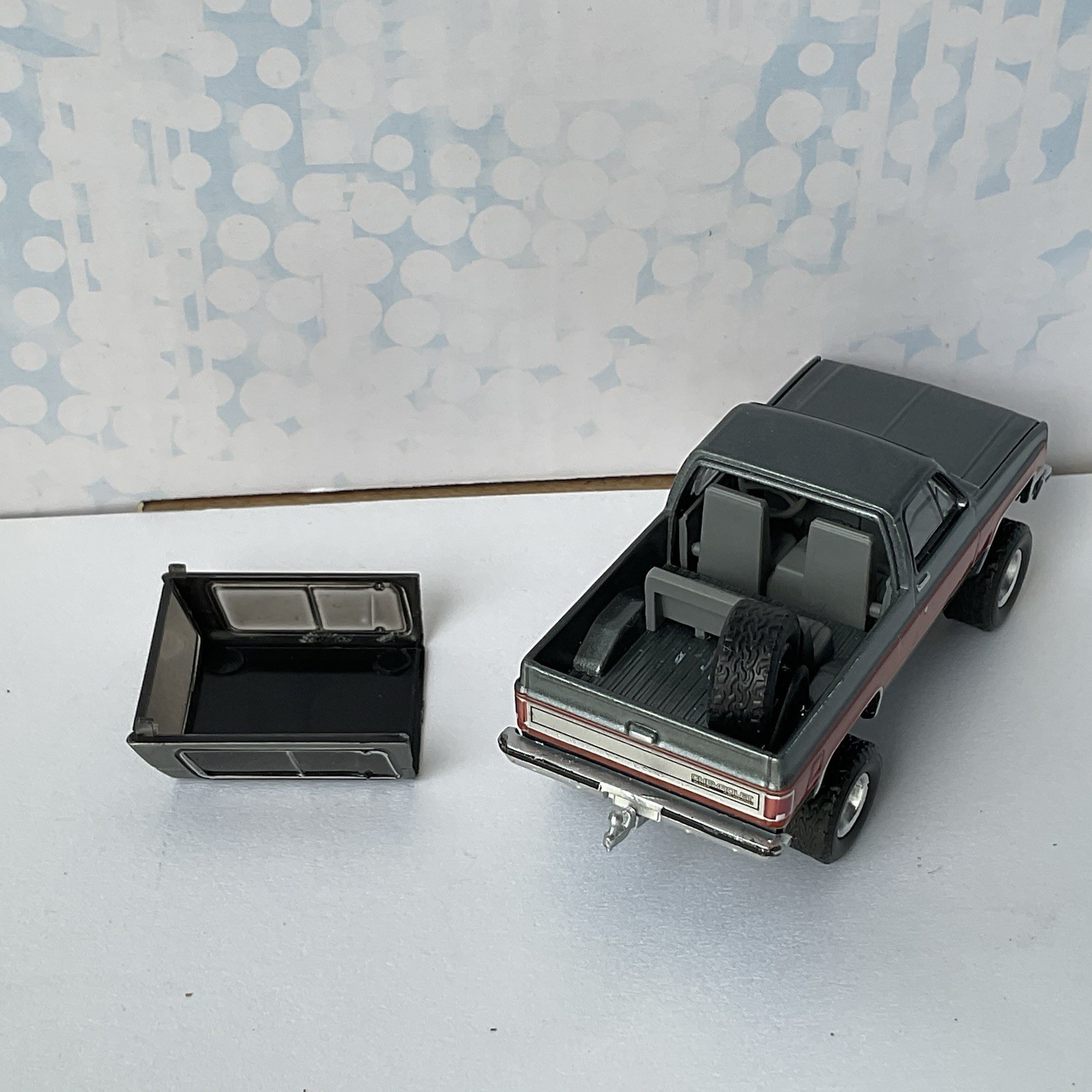 Greenlight 1990 CHEVROLET KS BLAZER Lifted Gray / red REMOVABLE TOP Chevy