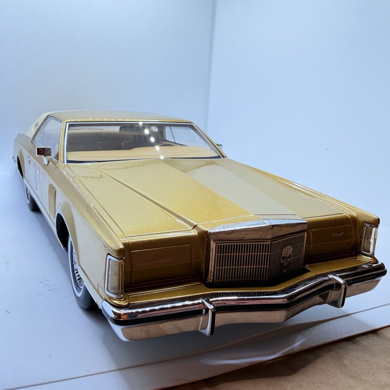 1977 LINCOLN CONTINENTAL MARK V GOLD SEALED MODEL 1:18 by MCG MODEL CAR GROUP