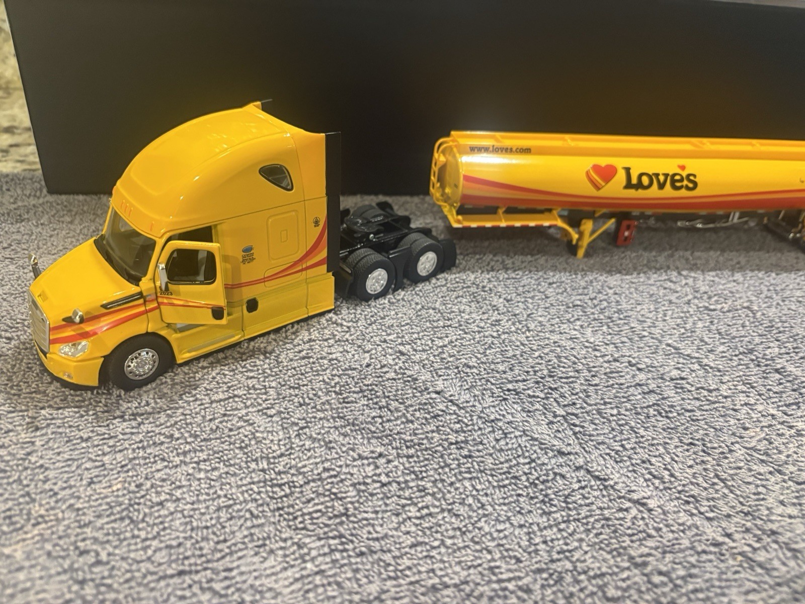 1:50 Diecast Fuel Tanker