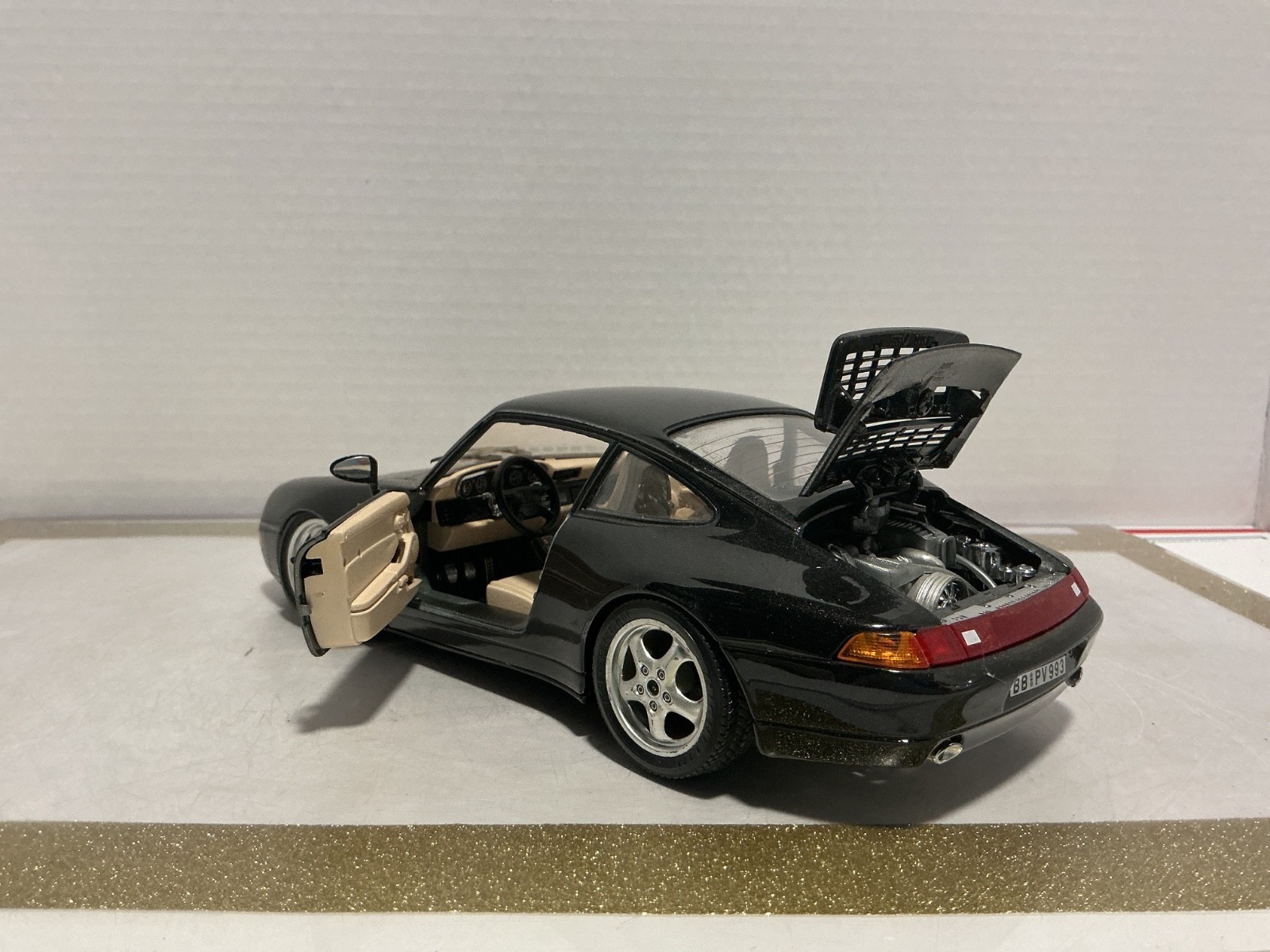 1:18 BURAGO 1993 PORSCHE 911 BLACK ON TAN