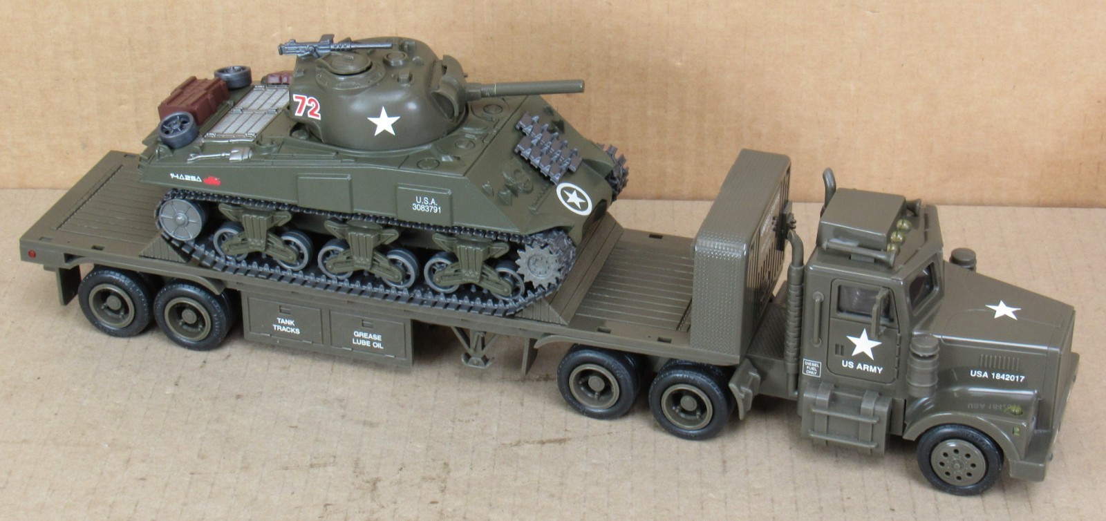 Taylor Made Trucks -TMT-18420 US Army Flatbed Truck w/Sherman Tank A4A3 1:32 LN