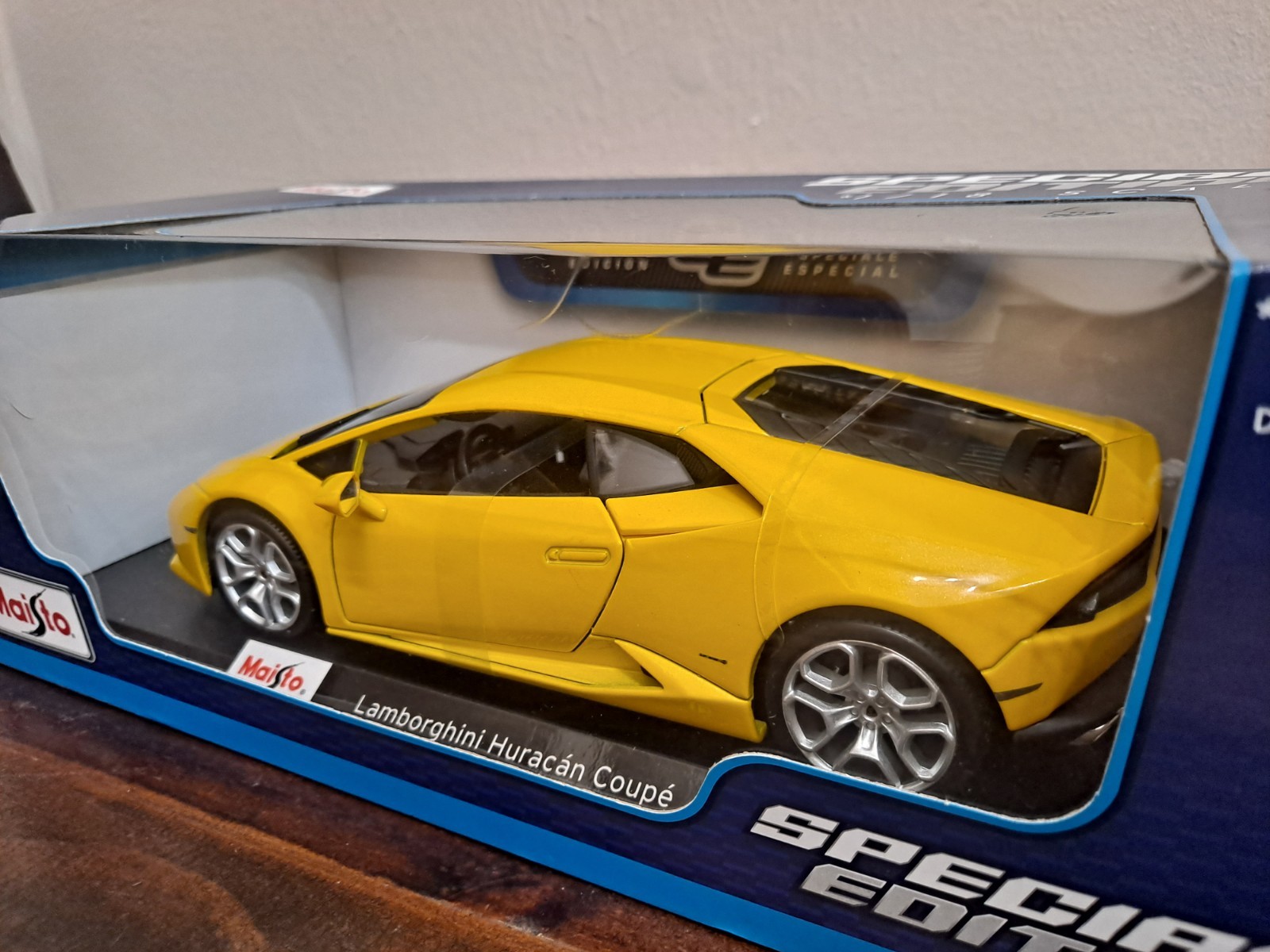 Rare Lamborghini Huracan Coupé LP 610-4 1:18 Yellow Diecast Car with Stand & Box