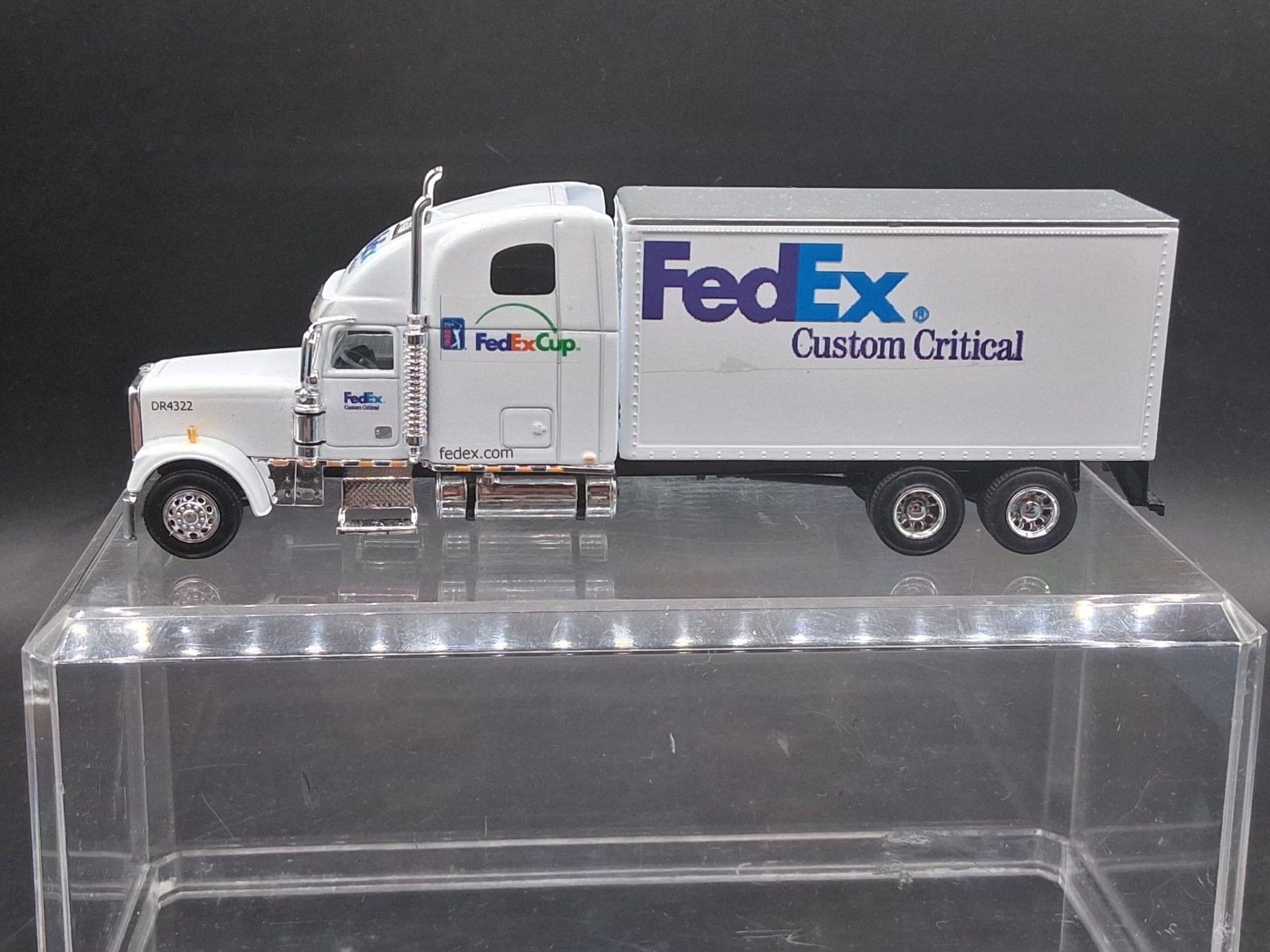 SpecCast 1:64 Freightliner Classic Diecast Fedex Box/Moving Truck Box Van W/Case