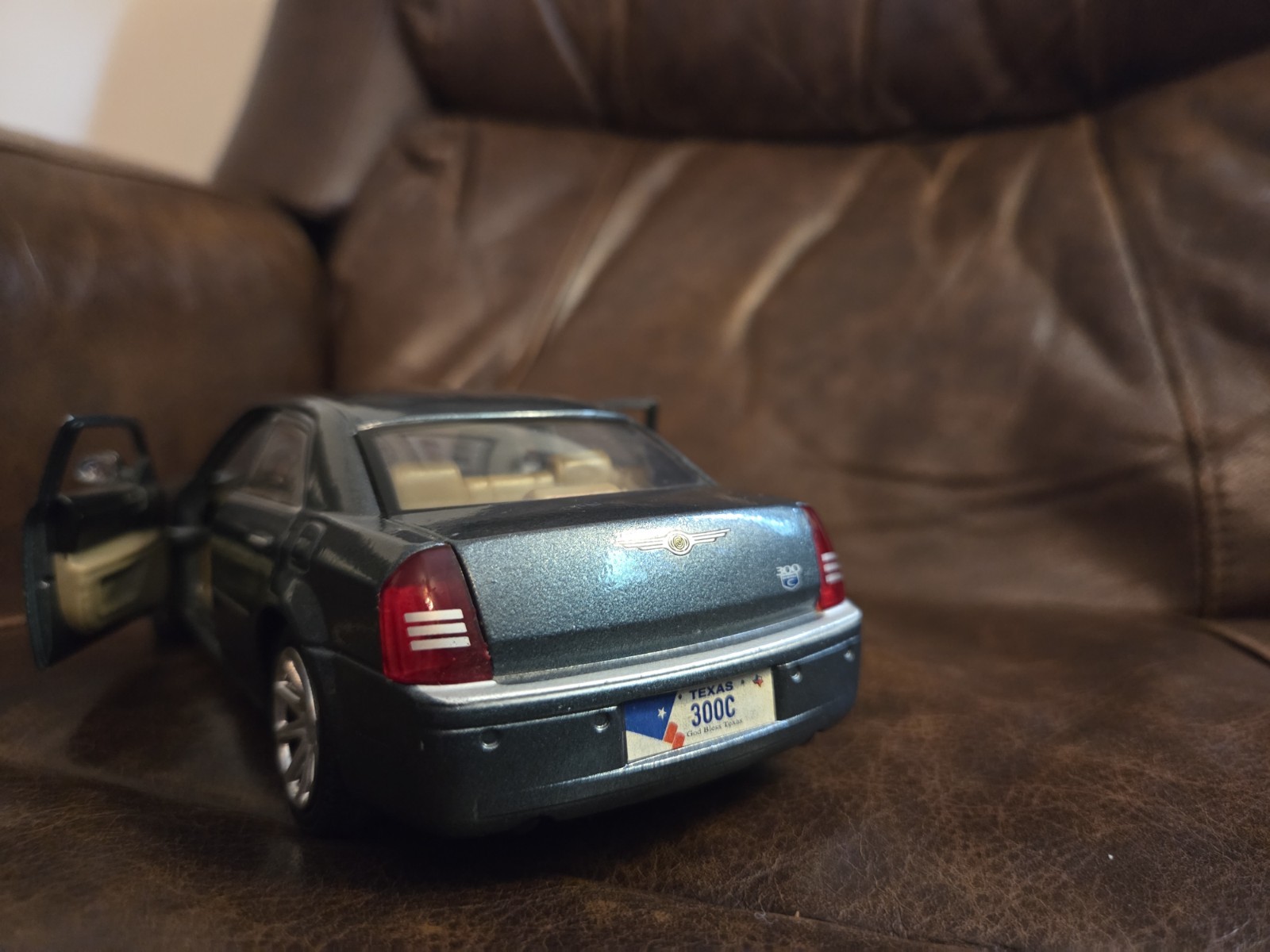 2005 Chrysler 300C Hemi Motor Max Car 1:24 Diecast! Nice Soft Paint! Few Marks