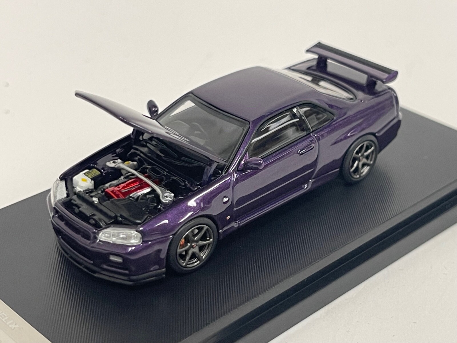 1/64 Motorhelix Nissan Skyline GT-R R34 V Spec II in Purple lmtd 599 pcs 64-002