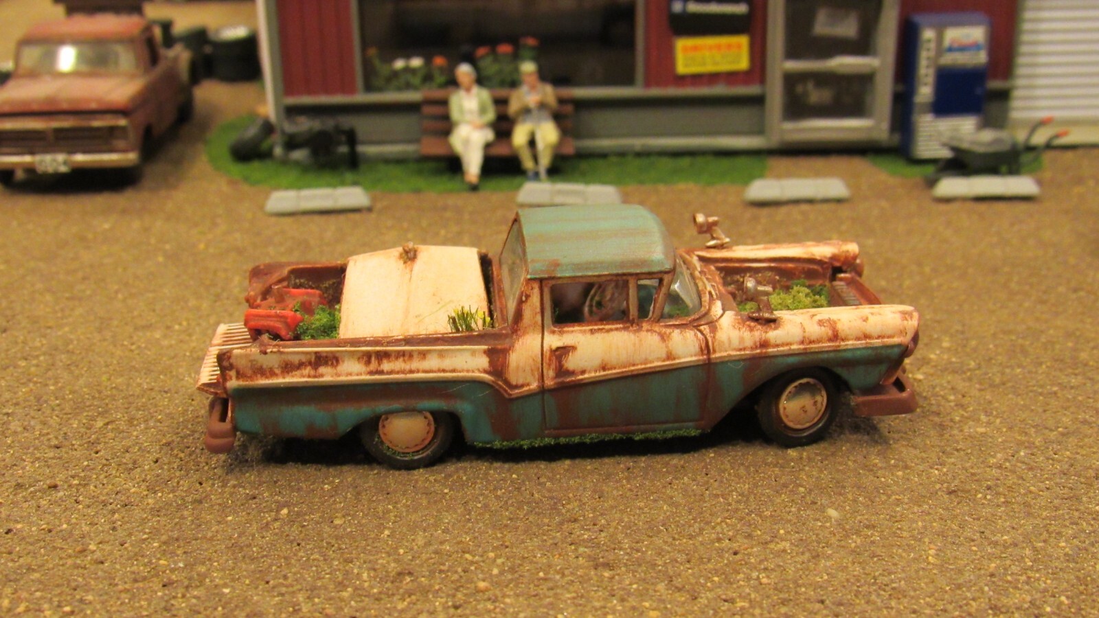 CUSTOM BUILT WEATHERED RUSTY JUNK PARTS YARD 1957 FORD RANCHERO CAR TRUCK 1:64/C