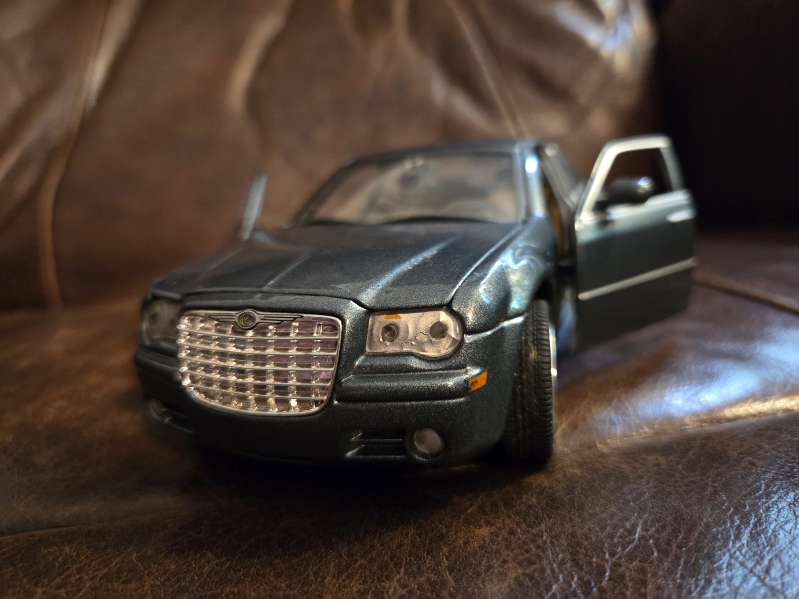 2005 Chrysler 300C Hemi Motor Max Car 1:24 Diecast! Nice Soft Paint! Few Marks