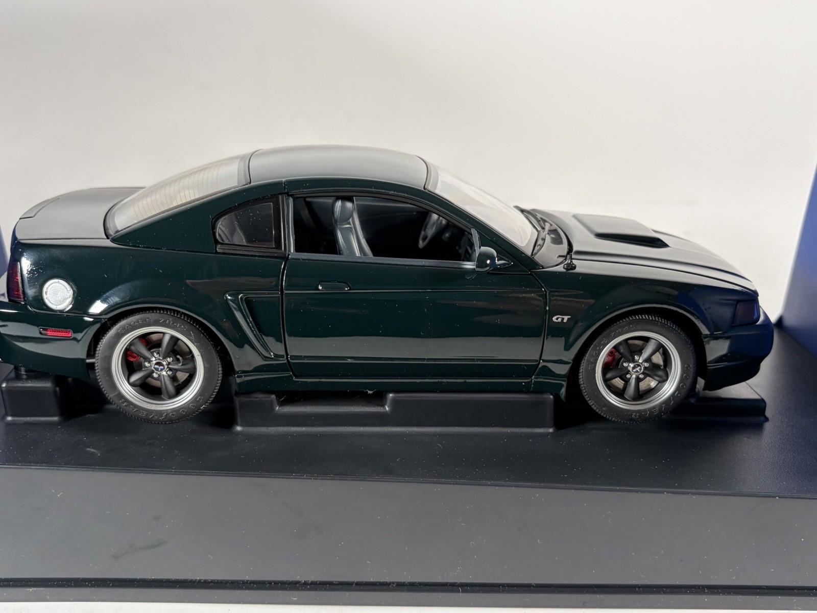 Autoart 2001 Ford Mustang GT Dark Green 1/18 Scale