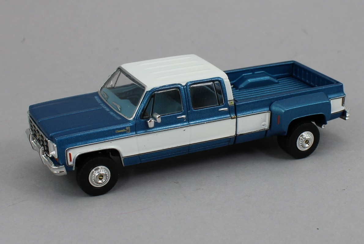 1:64 IXO Models *BLUE & WHITE* 1977 Chevrolet Silverado C30 Dually Pickup Truck