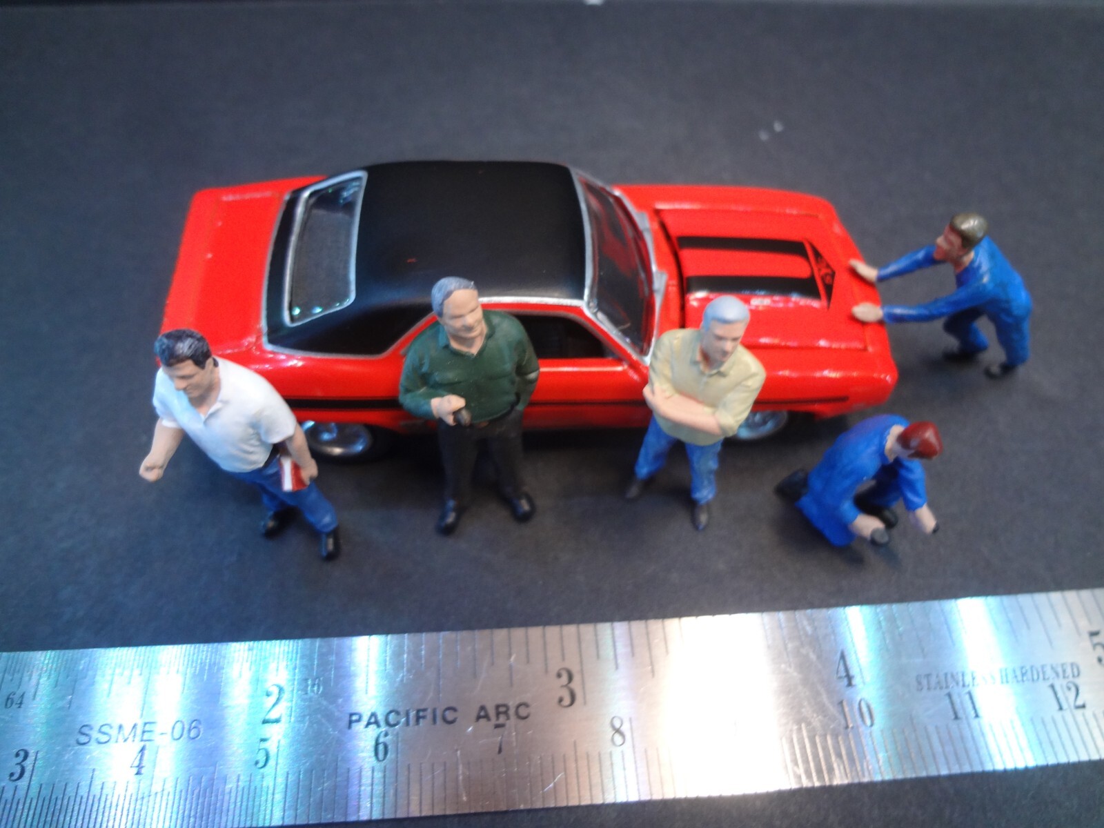 1:64 Scale figure set VIP mechanics & bossman blue set – CAR IS NOT included.