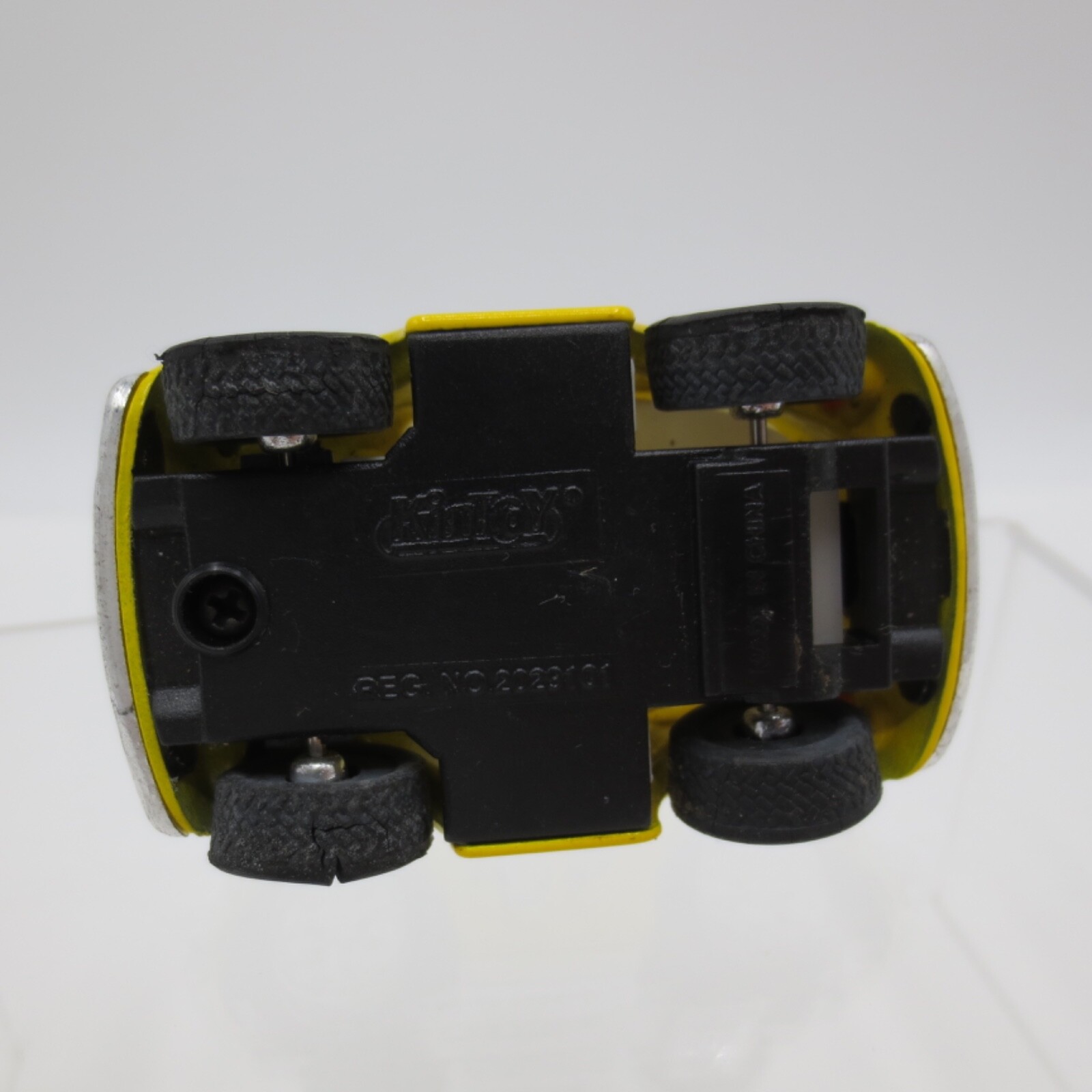 Kintoy Volkswagen VW Beetle Yellow Love Bug Car Motorized Pull Back & Go Action
