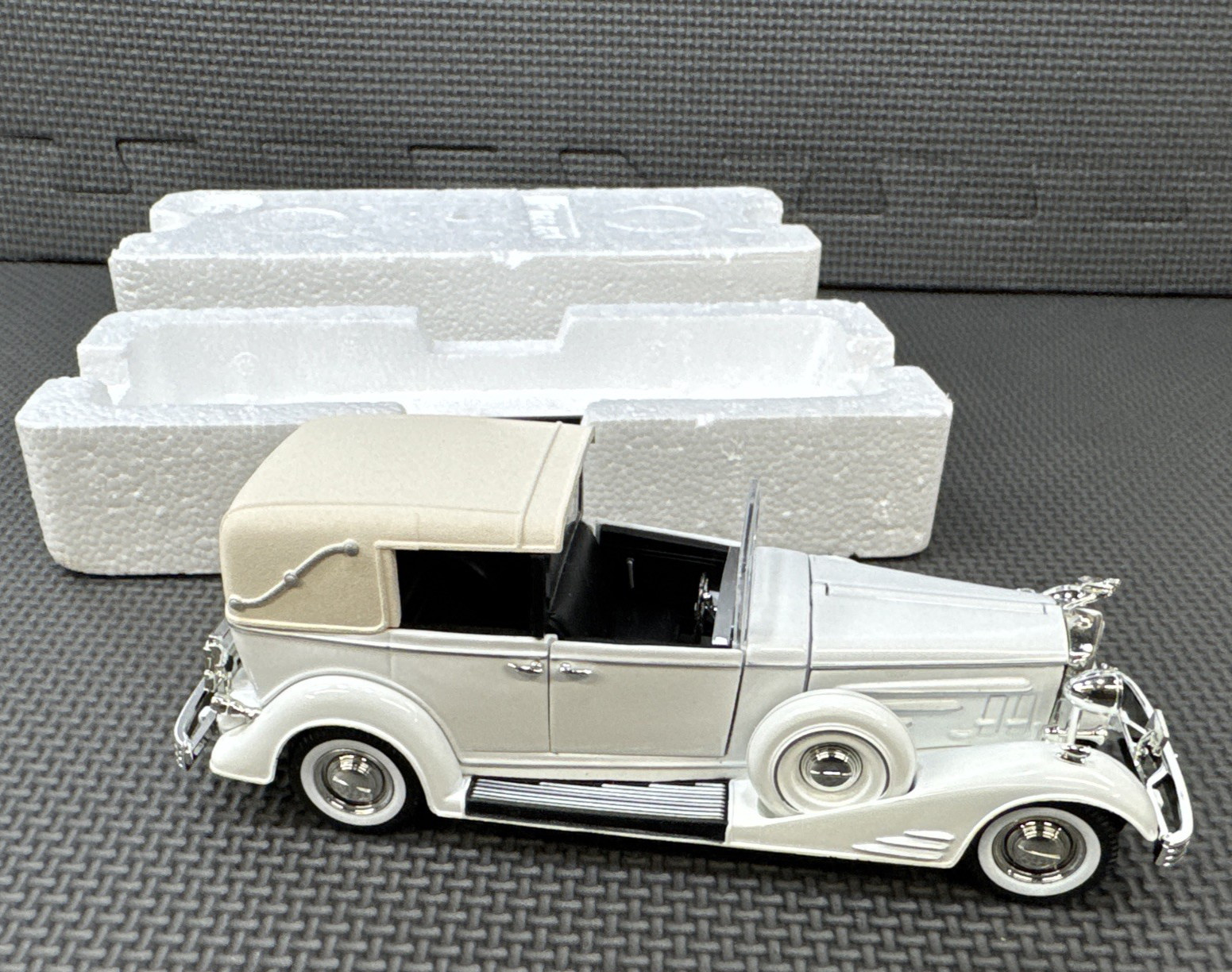 Signature Models 1933 Cadillac Town Car Diecast 1:32
