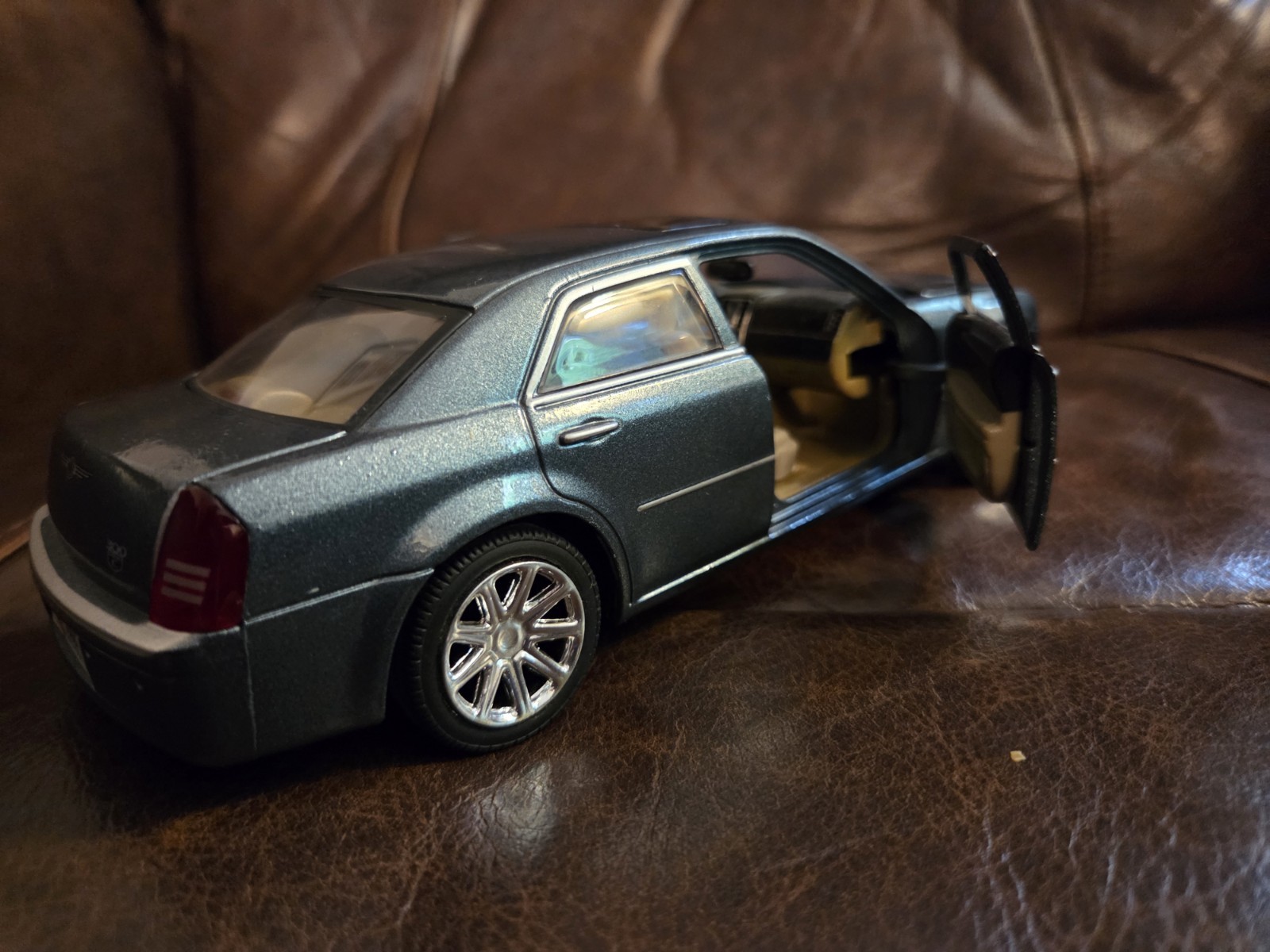 2005 Chrysler 300C Hemi Motor Max Car 1:24 Diecast! Nice Soft Paint! Few Marks