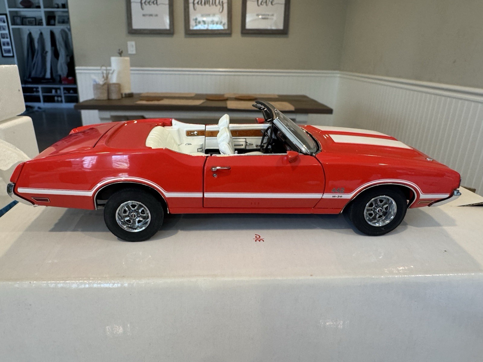1970 Oldsmobile 442 W-30 Die Cast Model Car 1:24 Scale by the Danbury Mint