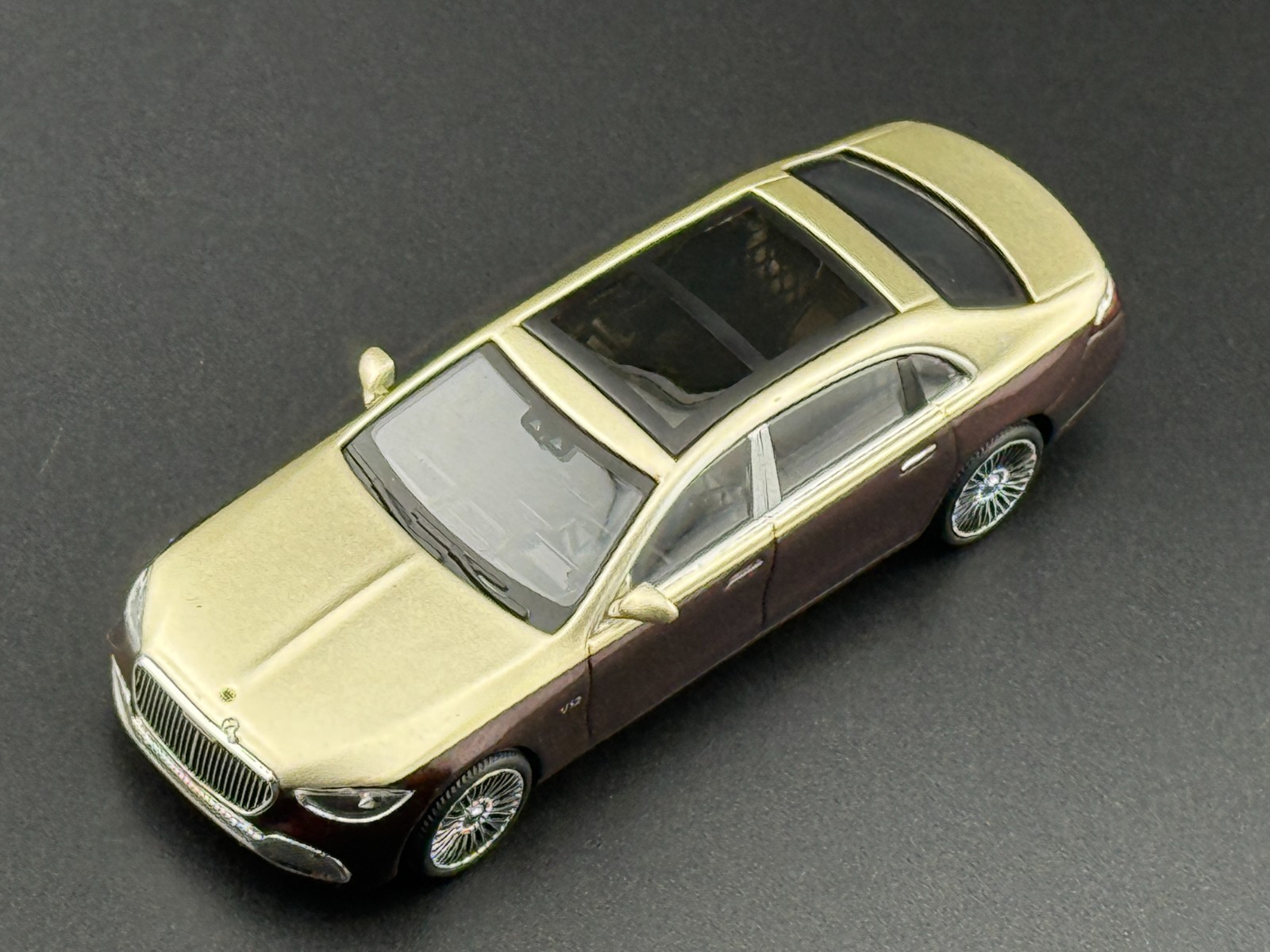 Mini GT Mercedes-Maybach S680 Gold Dark Red Metallic #962 1/64