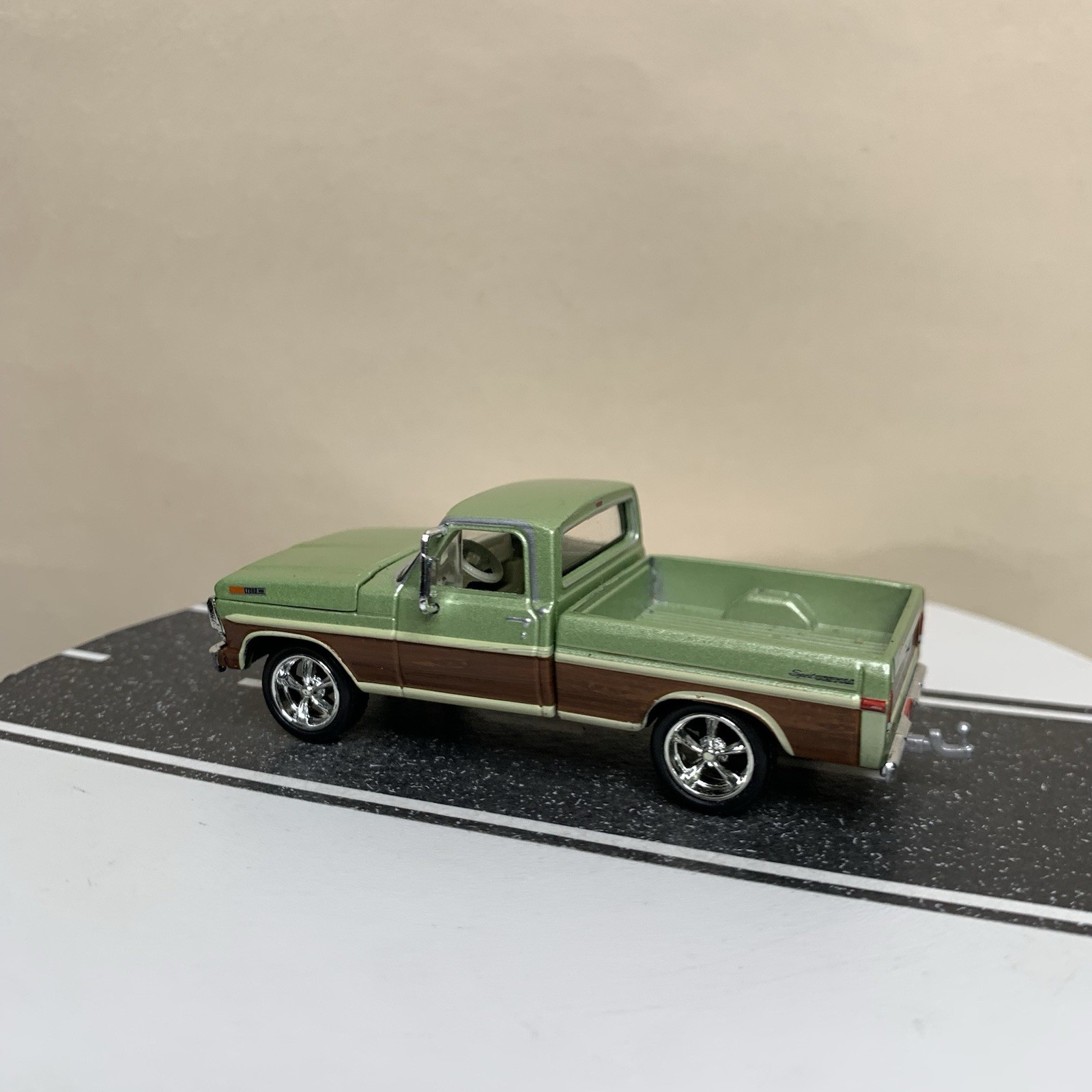 Greenlight 1972 Ford F-100 Pickup Truck Green w/Wood Panel Detail 1:64 NM