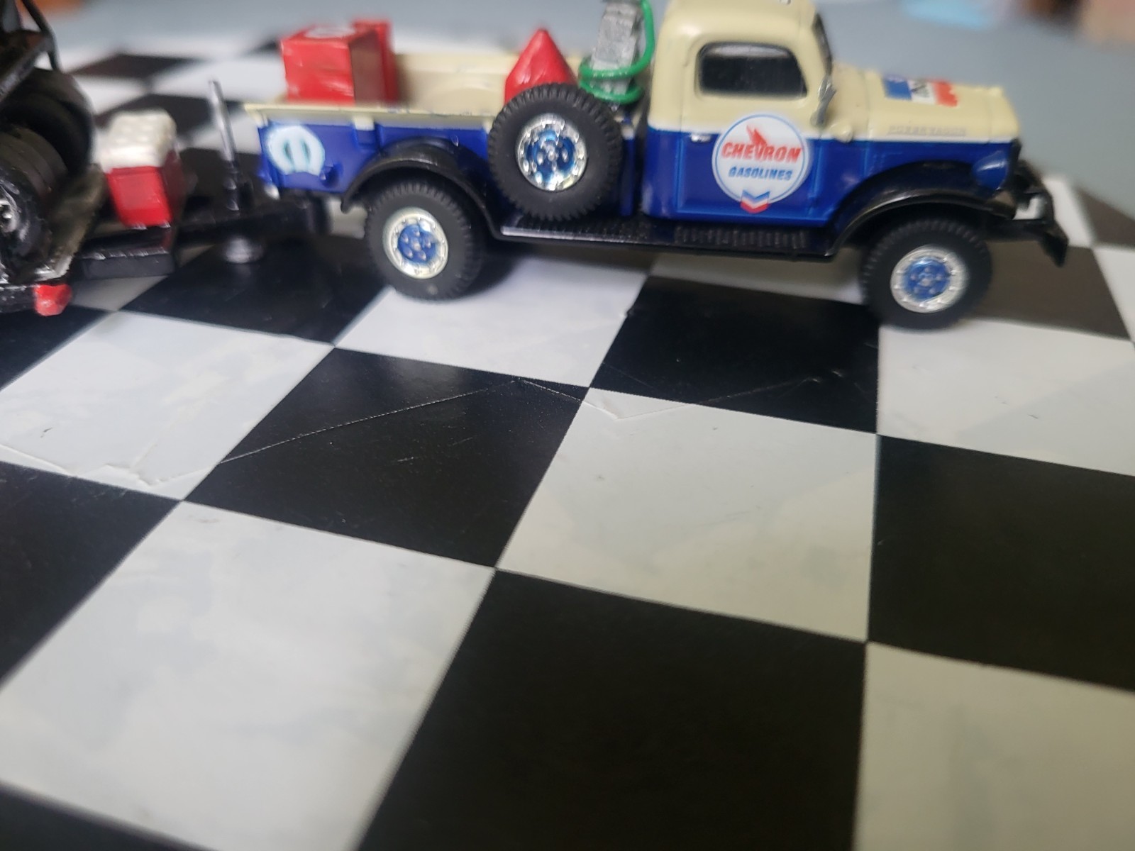 1948 DODGE POWER WAGON WRECKER”CHEVRON” & 69Plym RoadRunner 1/64 Scale Set