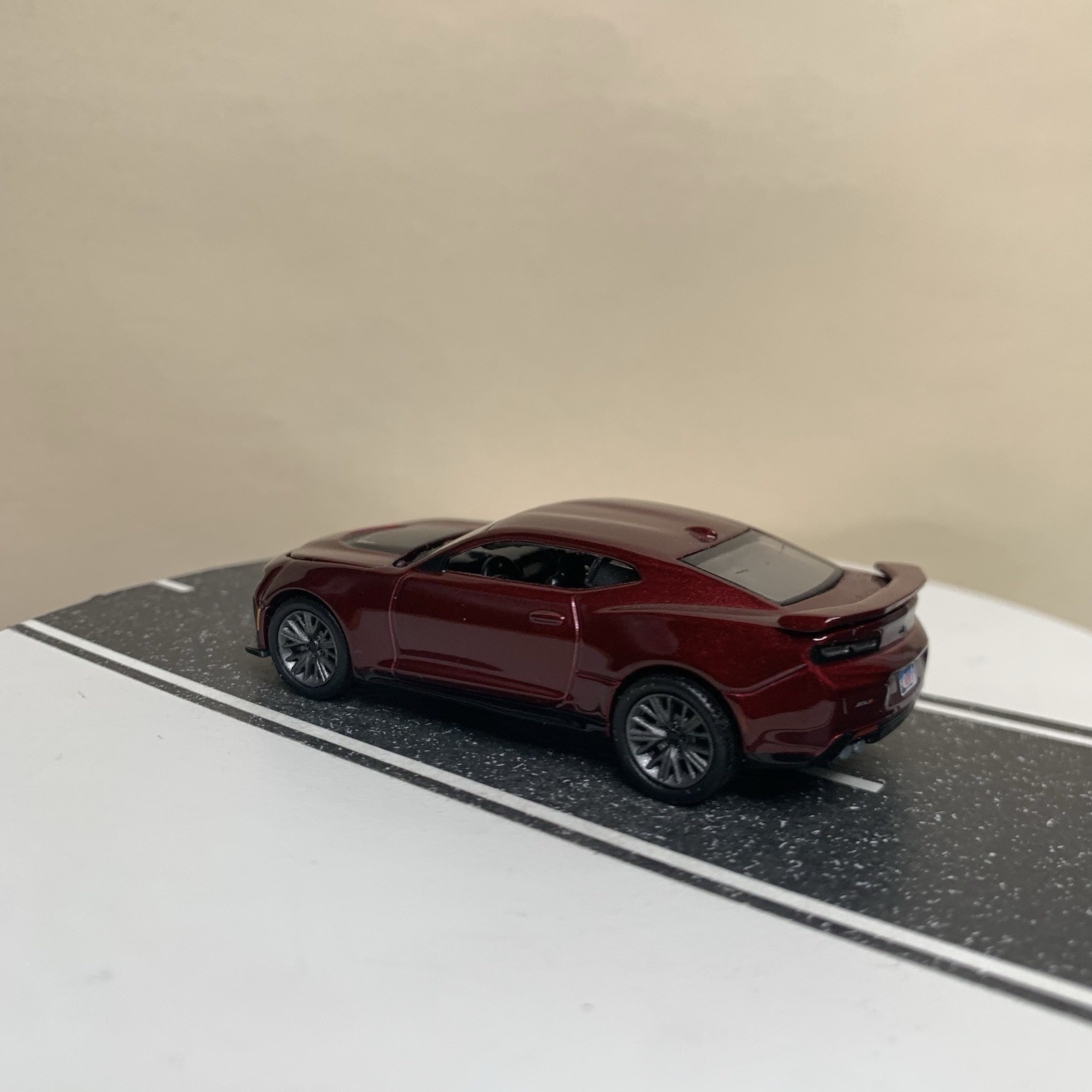 Auto World Modern Muscle 16-24 2022 Chevy Camaro ZL1 Dark Red Metallic 1:64 NM