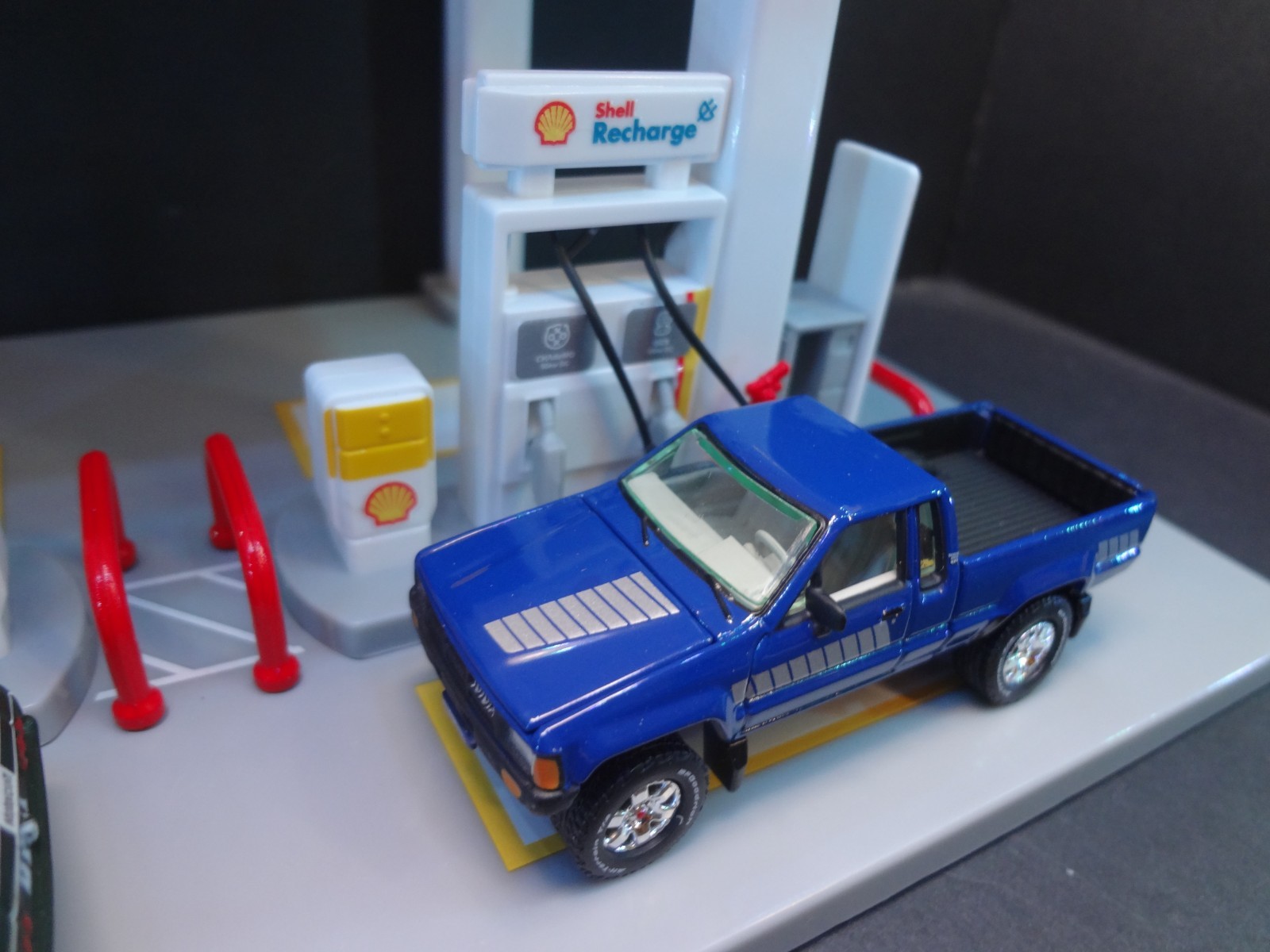 1:64 scale SHELL Gas Station snap on kit