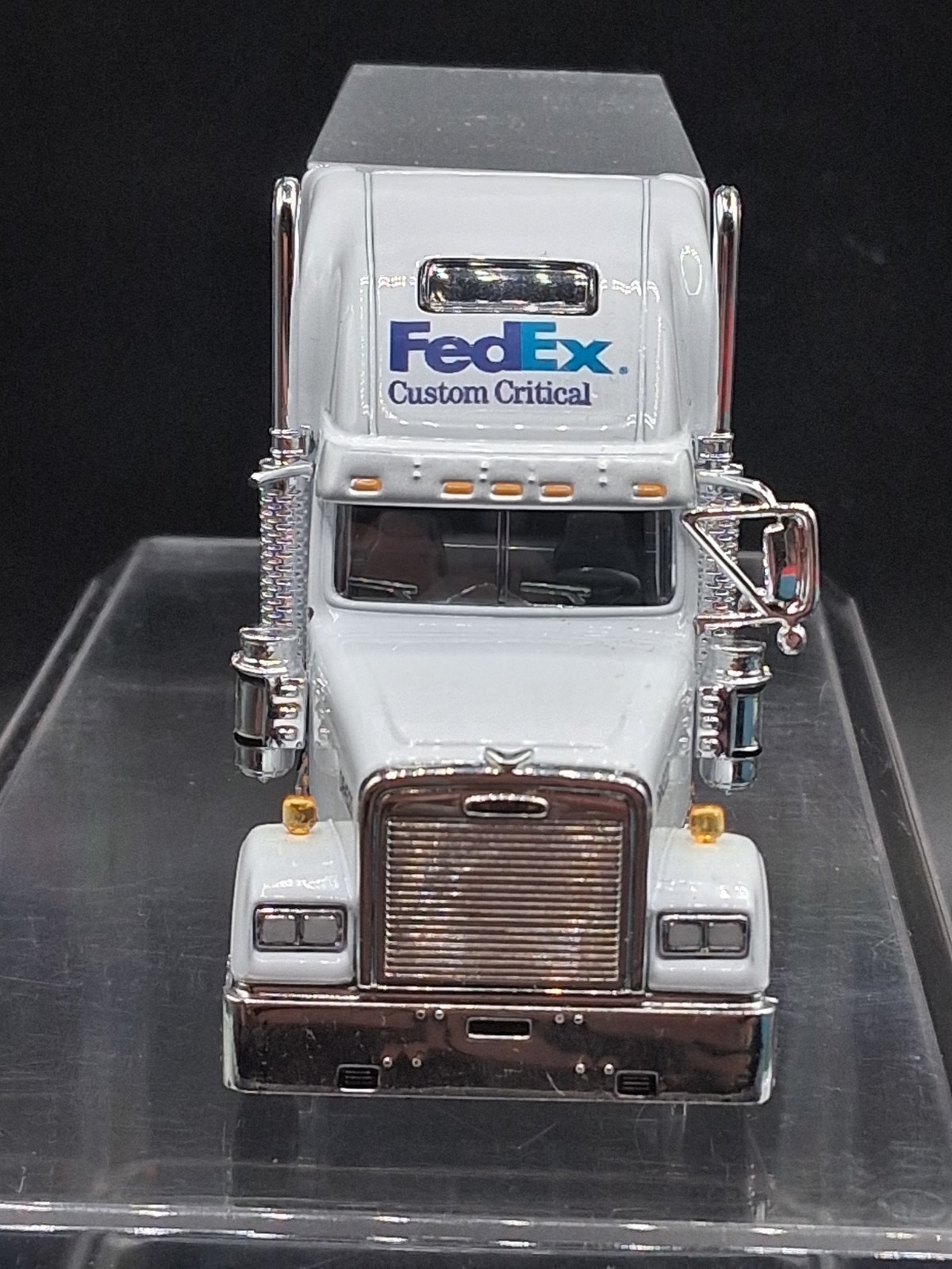 SpecCast 1:64 Freightliner Classic Diecast Fedex Box/Moving Truck Box Van W/Case