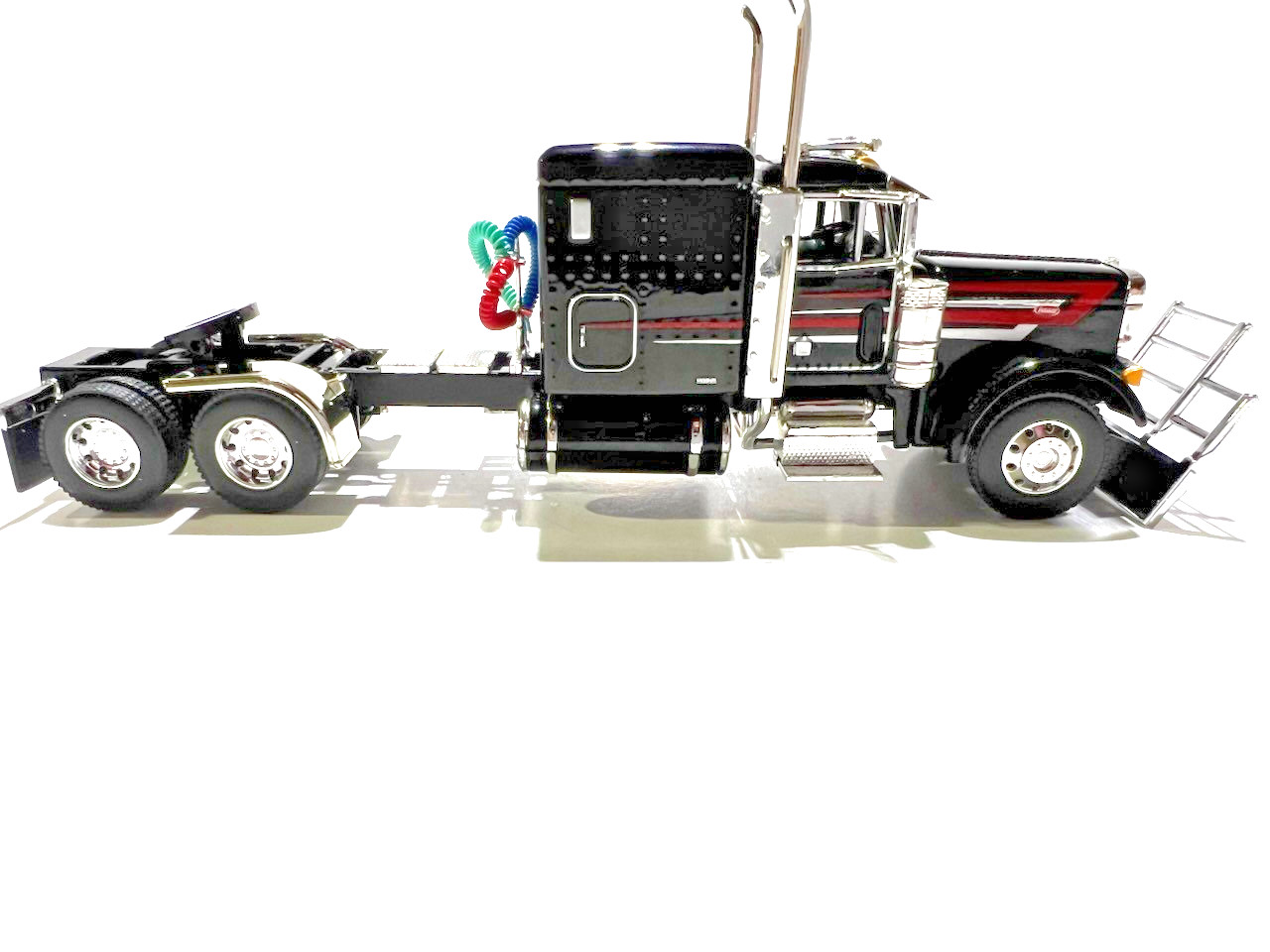 DCP / FIRST GEAR 1/64 SCALE 389 PETERBILT FLAT TOP BLACK RED & SILVER STRIPE