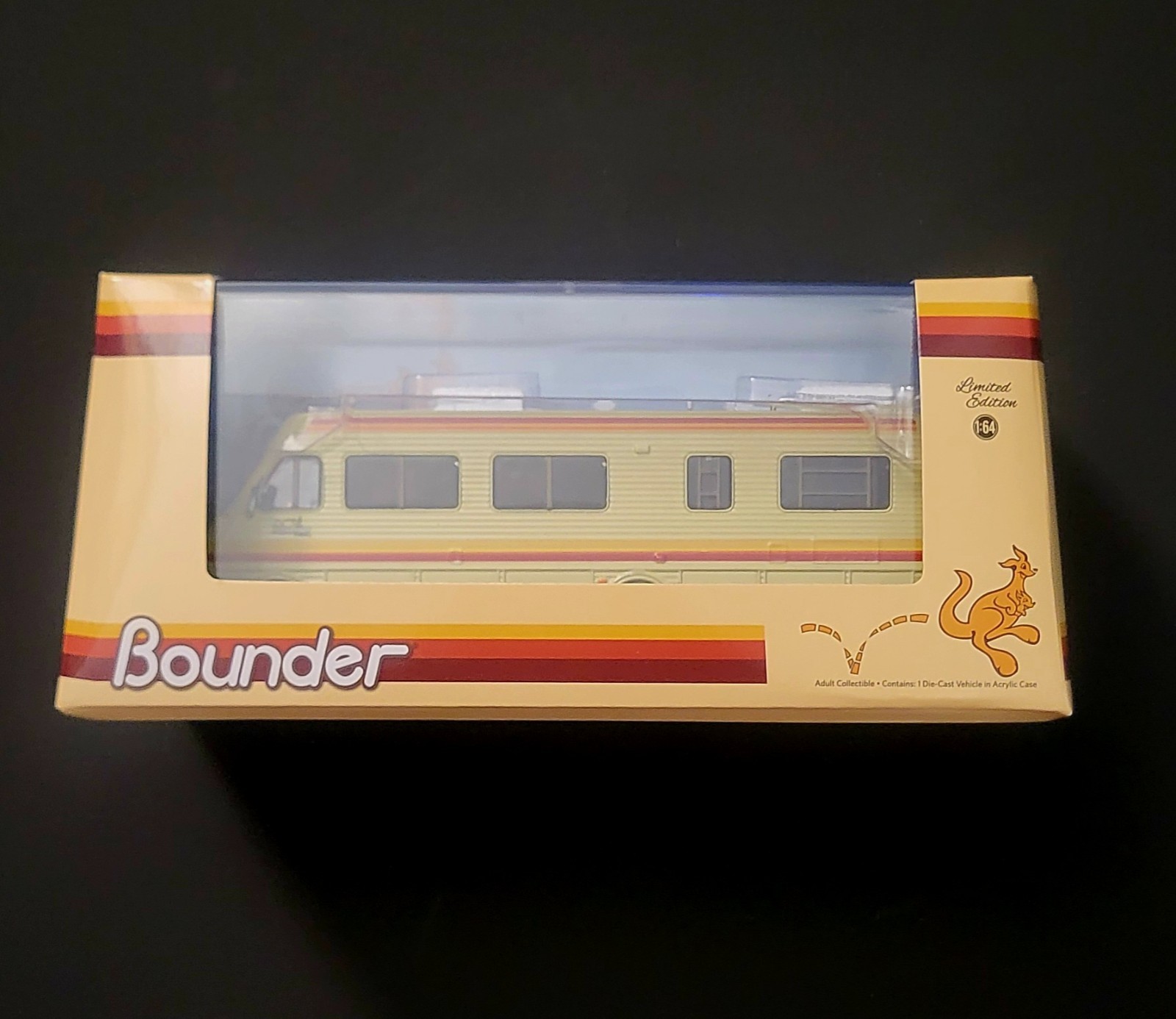 1986 Fleetwood Bounder Motorhome 1:64 Scale Diecast Model