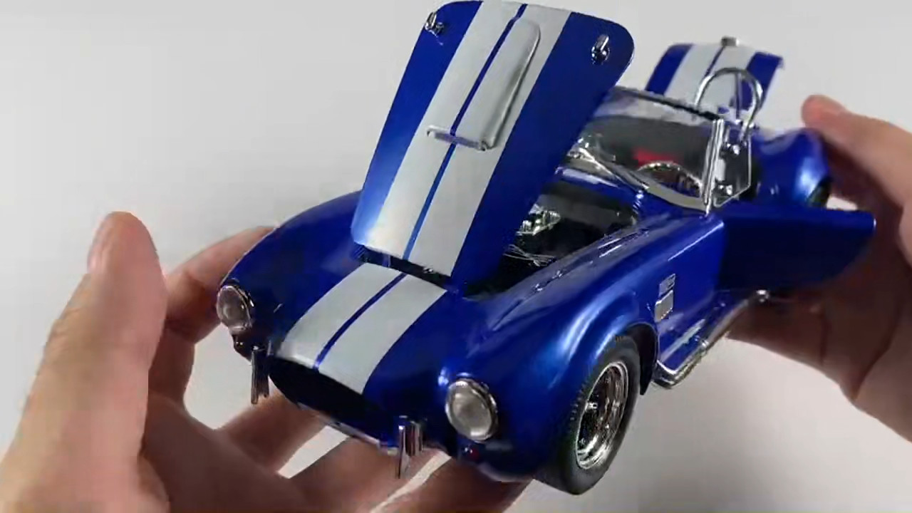 1:24 Ford Shelby Cobra 427 S/C Diecast-Light Sound Vintage Charm for Collectors