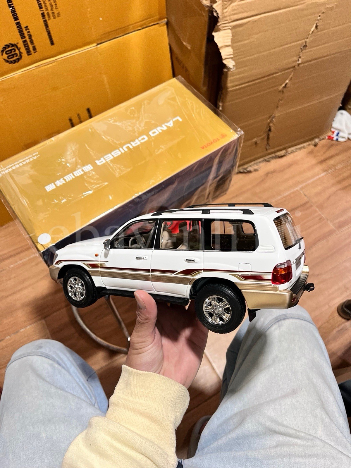 1:18 Scale Toyota Land Cruiser White Diecast Model Car