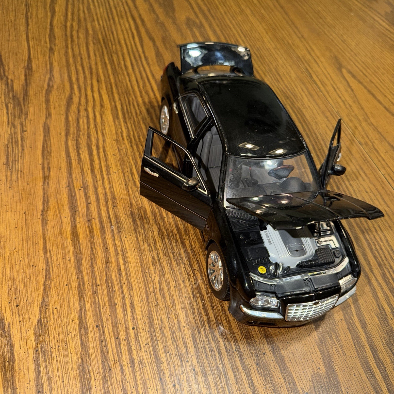 Maisto 2005 Chrysler 300C Hemi Black 1:18 Diecast Collectable Car