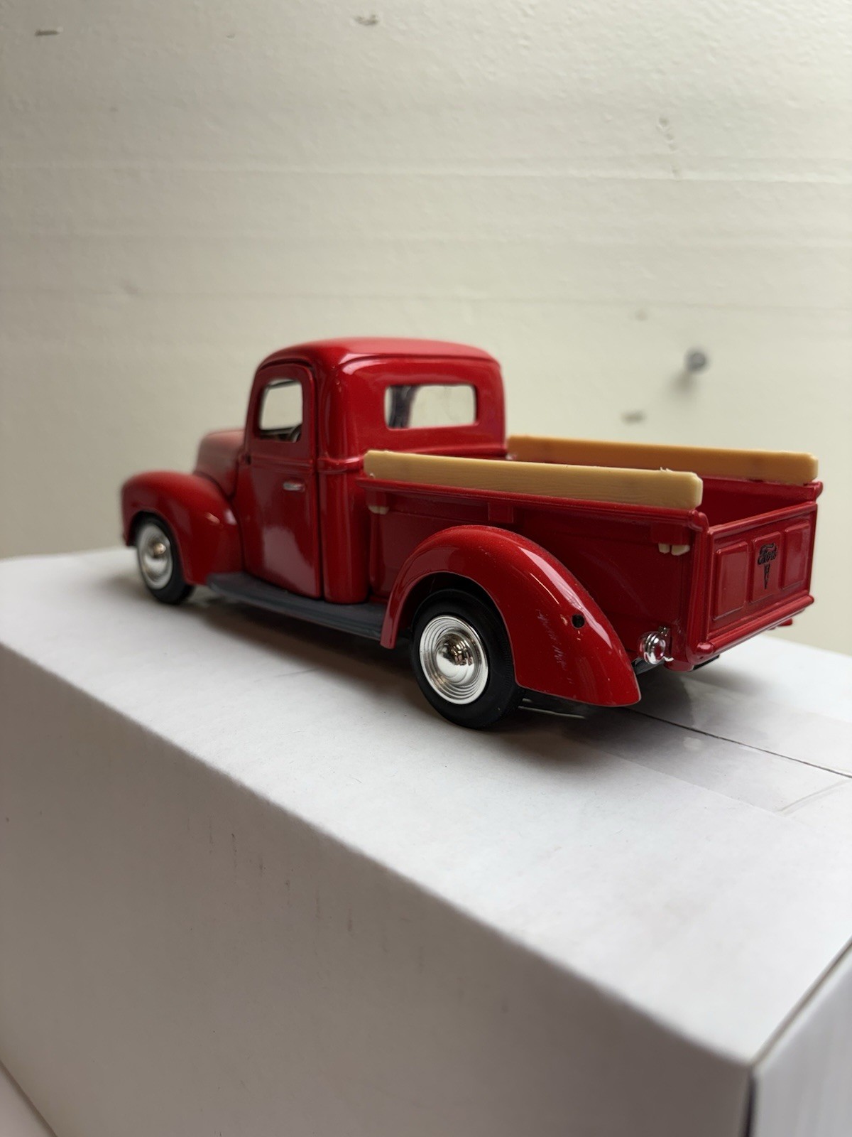 1940 Red Ford Pickup Truck – 1:24 Scale Diecast Motormax, No. 68062