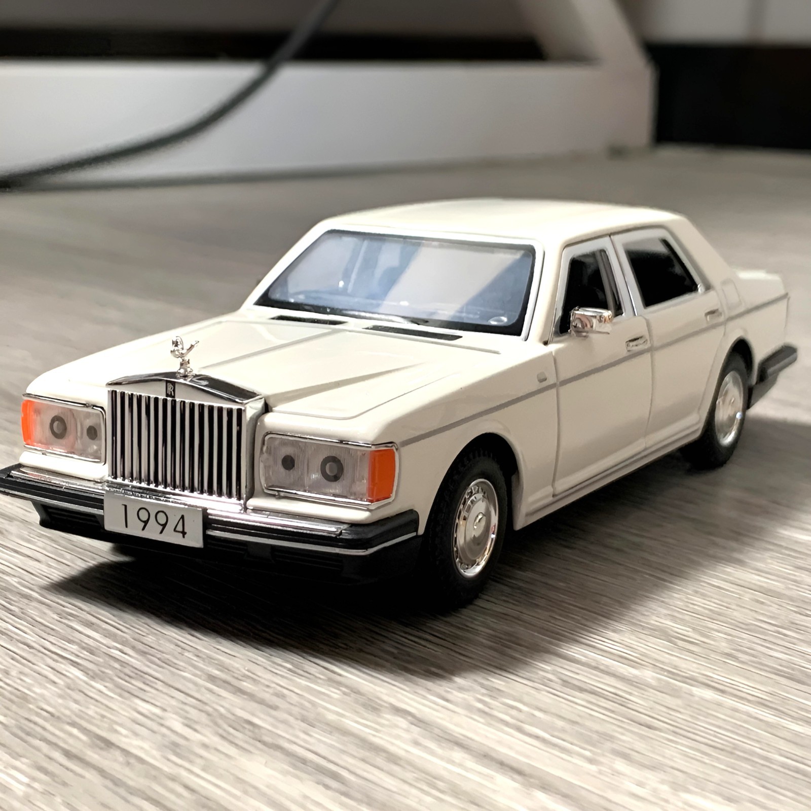 1:32 Vintage 1994 Rolls Royce Silver Spur Diecast-A Collectible Light Sound Toy