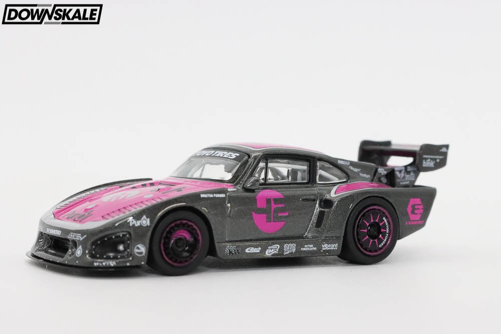 Tarmac Works Bisimoto Porsche 935 K3V with Trading Cards – Pink T64-079-K3V