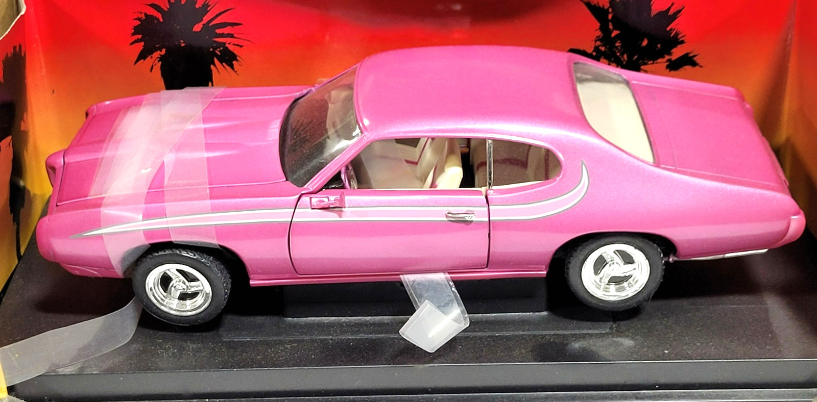 ERTL 1/18 – 1969 PONTIAC GTO, New (Pink – 7978)